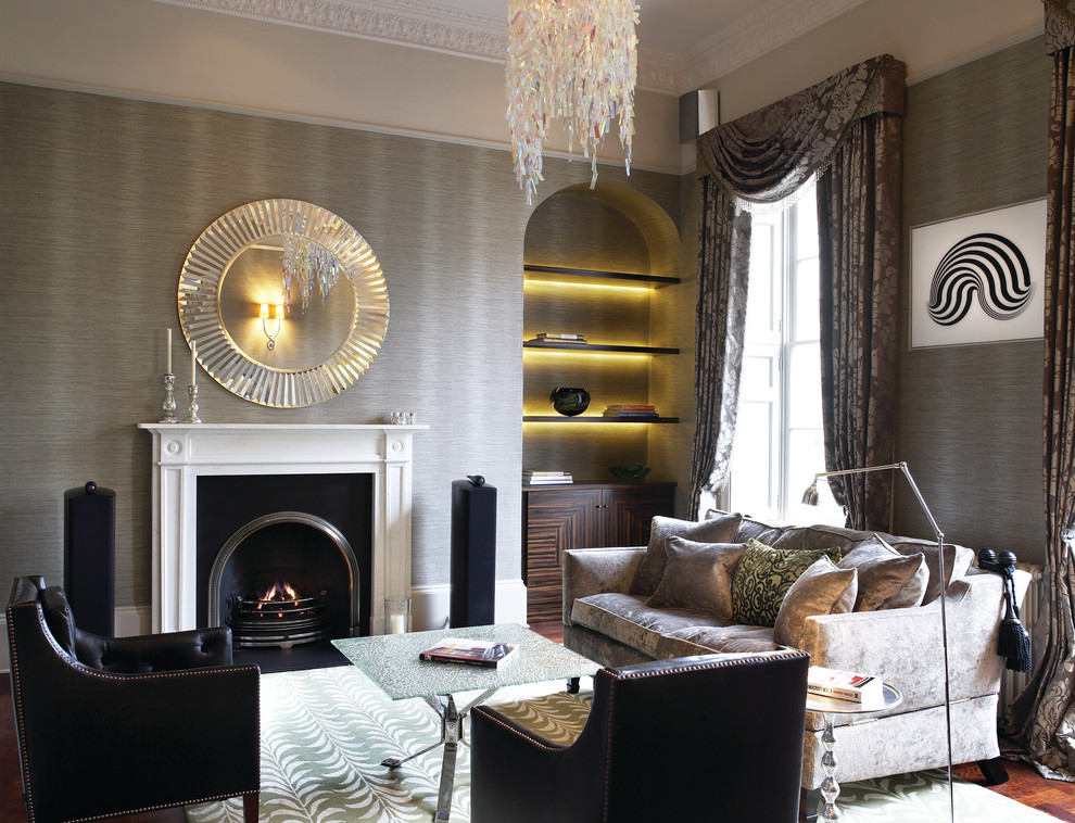 Foto di un soggiorno design con sala formale, pareti grigie, camino classico e nessuna TV
