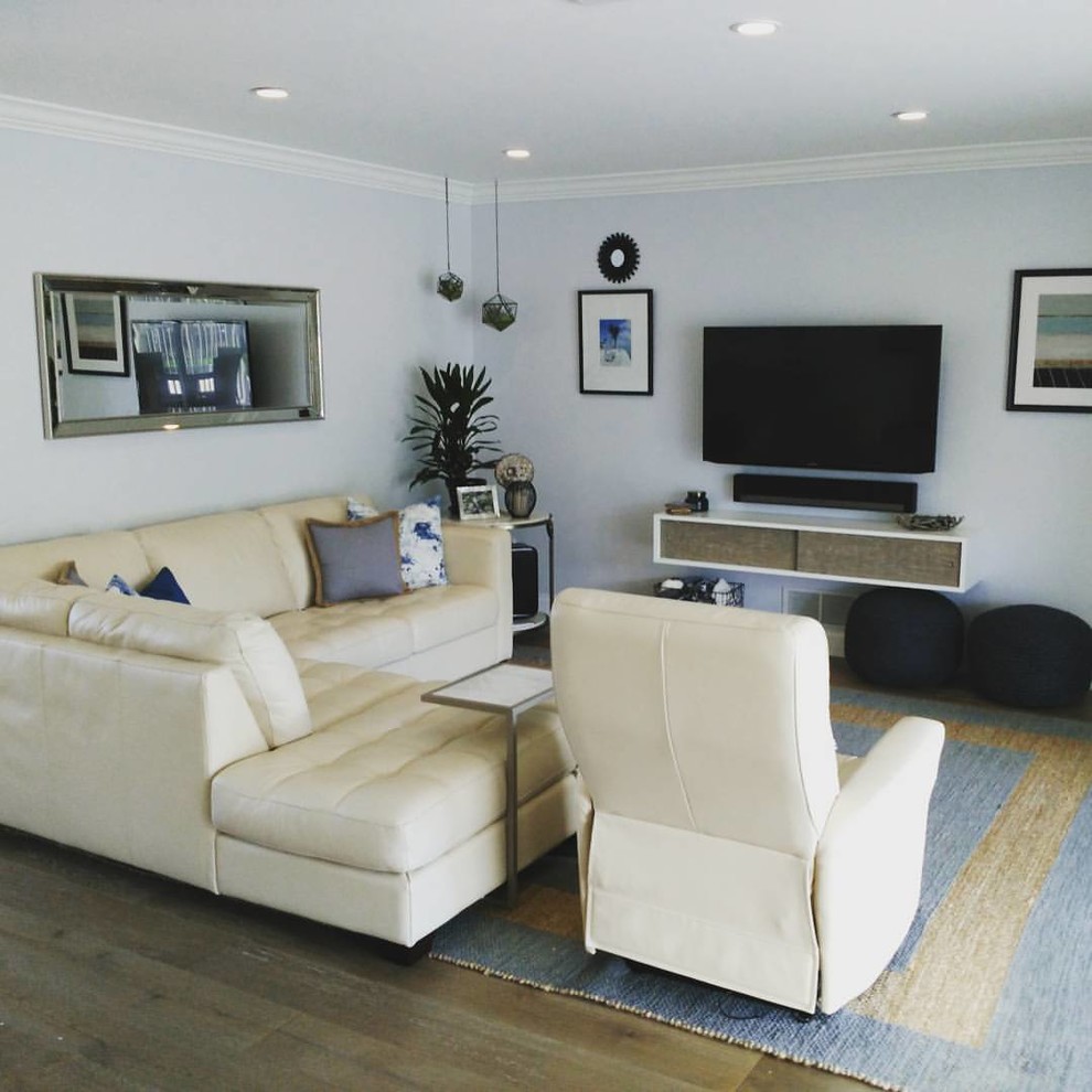 Kleines, Offenes Modernes Wohnzimmer ohne Kamin mit blauer Wandfarbe, Vinylboden und TV-Wand in Miami