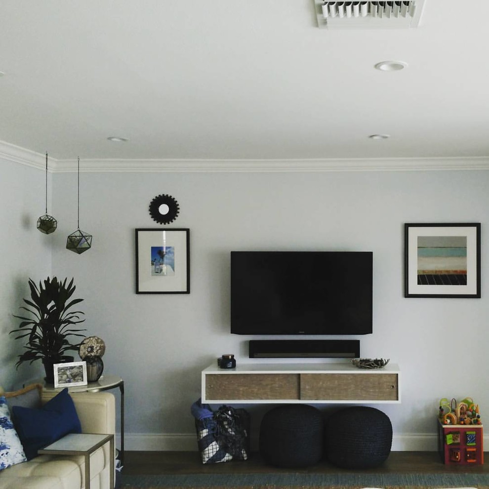 Esempio di un piccolo soggiorno contemporaneo aperto con pareti blu, pavimento in vinile, TV a parete e nessun camino