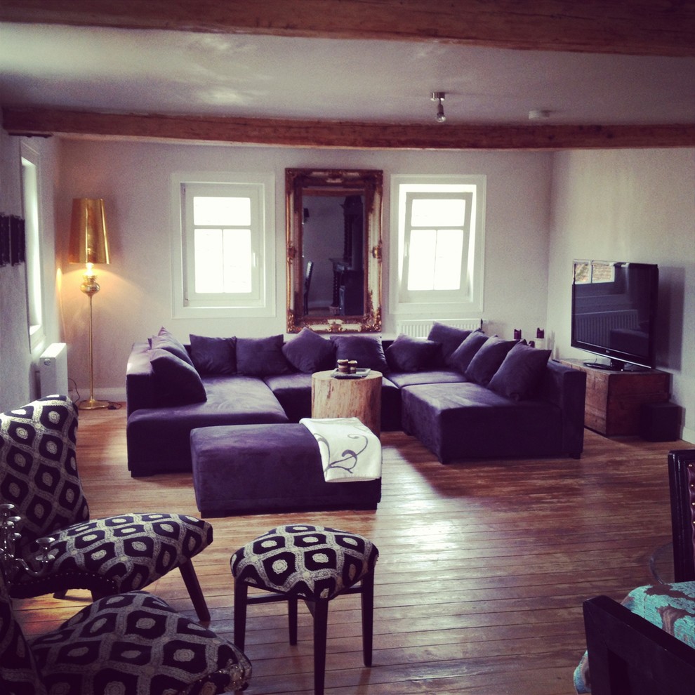 Пример оригинального дизайна: гостиная комната в викторианском стиле с светлым паркетным полом