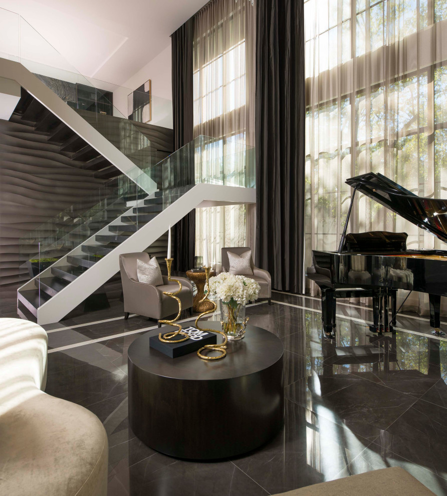 Пример оригинального дизайна: большая парадная, открытая гостиная комната в стиле модернизм с коричневыми стенами, мраморным полом и коричневым полом без телевизора