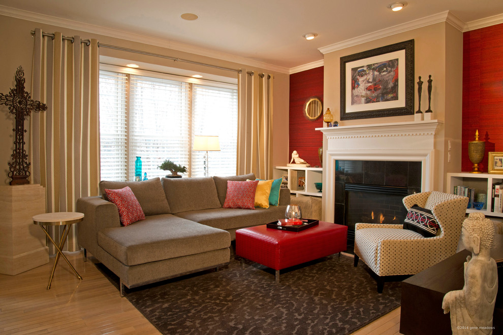 Пример оригинального дизайна: маленькая двухуровневая гостиная комната в современном стиле с красными стенами, светлым паркетным полом, стандартным камином, фасадом камина из дерева, коричневым полом и обоями на стенах для на участке и в саду