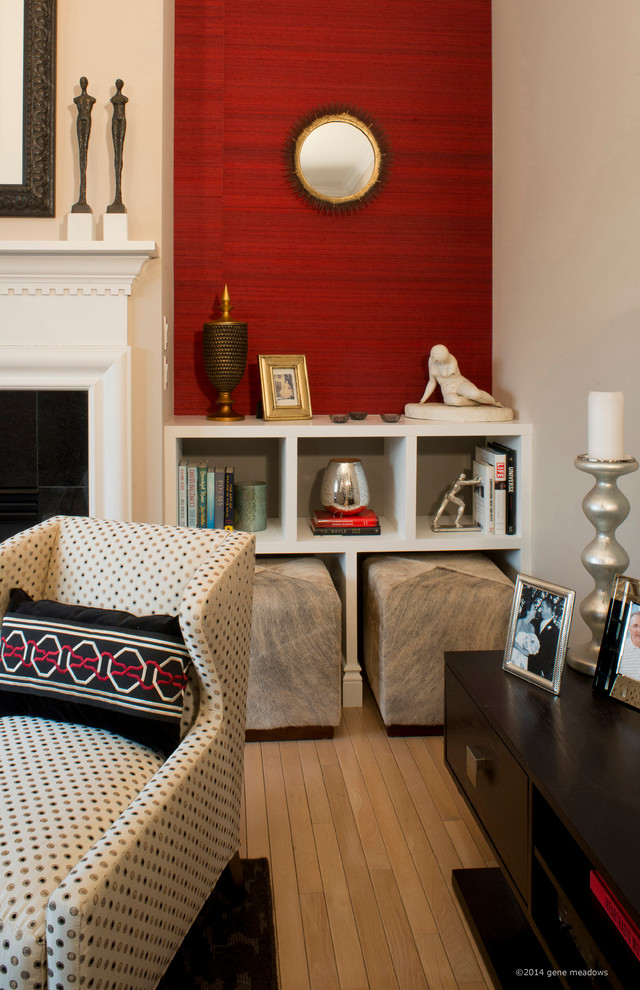 Mittelgroßes Modernes Wohnzimmer im Loft-Stil mit roter Wandfarbe, hellem Holzboden, Kamin, Kaminumrandung aus Holz, freistehendem TV und braunem Boden in Detroit