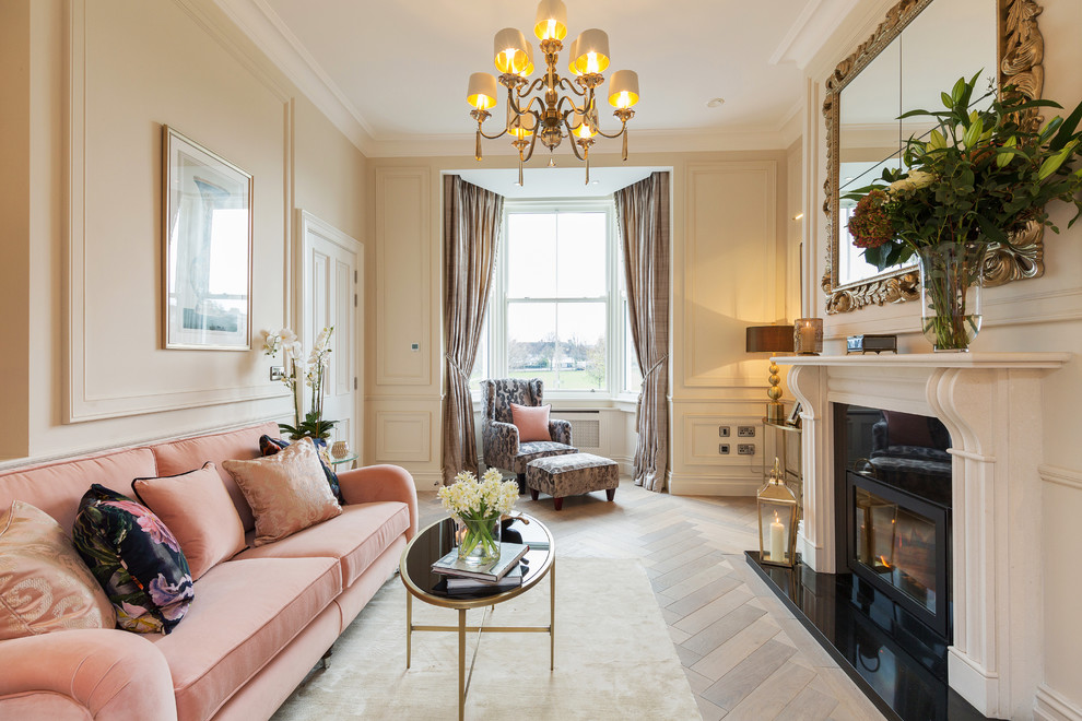 Idee per un soggiorno classico con sala formale, pareti beige, parquet chiaro e pavimento beige