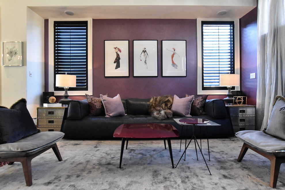 Cette photo montre un grand salon éclectique ouvert avec un mur violet, un sol en bois brun et un téléviseur encastré.