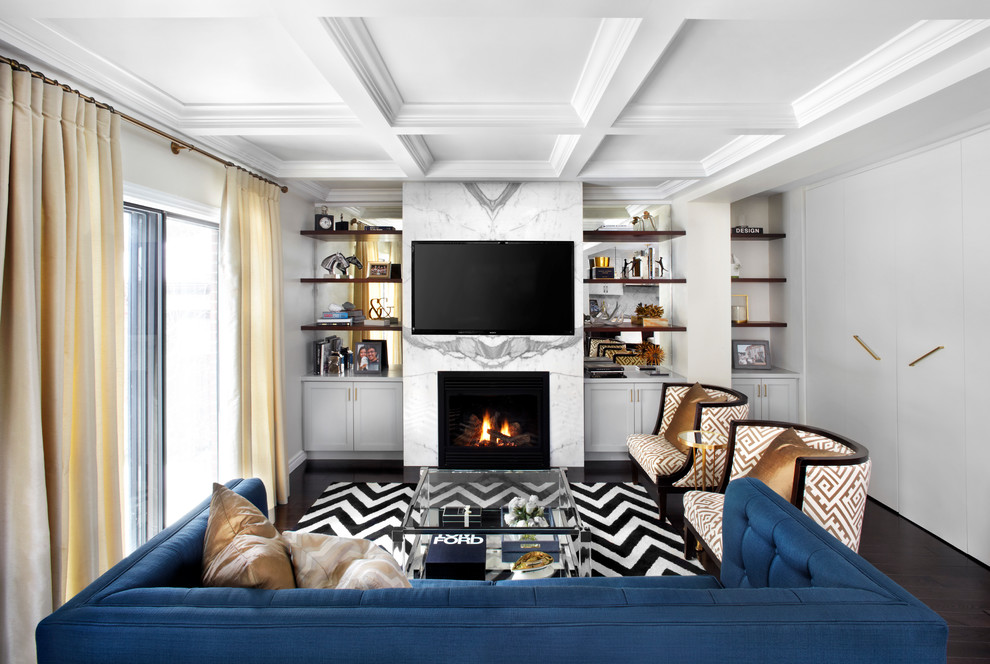 Идея дизайна: большая открытая гостиная комната в стиле неоклассика (современная классика) с белыми стенами, темным паркетным полом, стандартным камином, фасадом камина из камня, мультимедийным центром и синим диваном