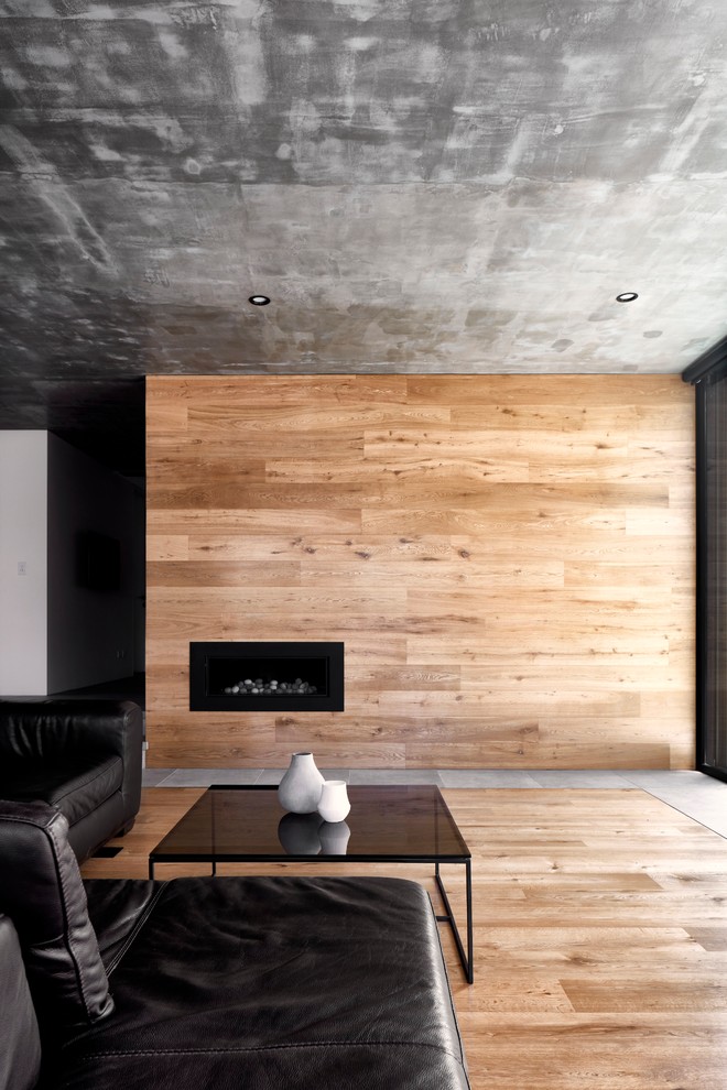 Exemple d'un salon moderne avec un mur beige, parquet clair, une cheminée standard, aucun téléviseur et un sol beige.