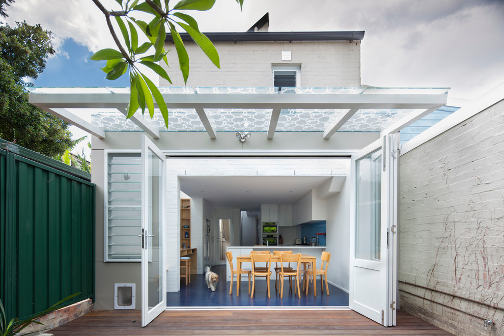 Kleines, Offenes Modernes Wohnzimmer mit weißer Wandfarbe und Korkboden in Sydney