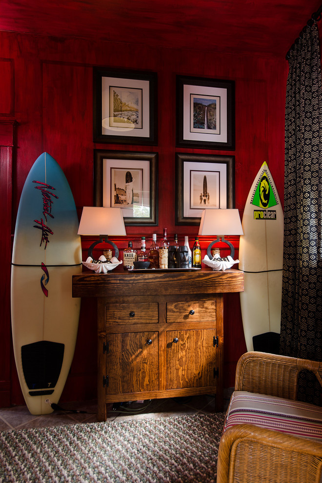 Inspiration pour un salon traditionnel avec un mur rouge et un bar de salon.