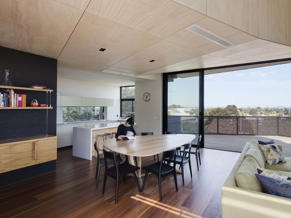 Mittelgroßes, Fernseherloses, Offenes Modernes Wohnzimmer mit weißer Wandfarbe und braunem Holzboden in Melbourne