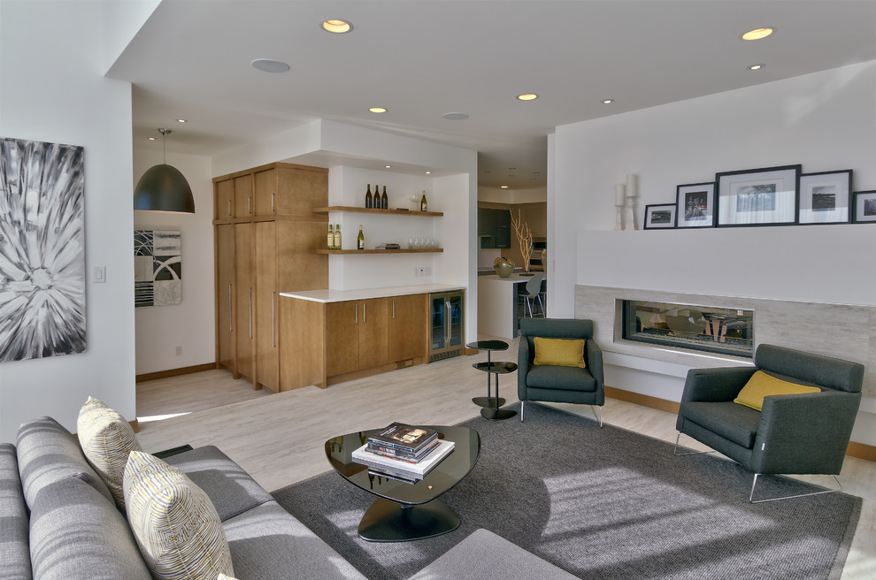 Стильный дизайн: двухуровневая гостиная комната среднего размера в стиле модернизм с полом из керамической плитки, двусторонним камином, фасадом камина из плитки и мультимедийным центром - последний тренд