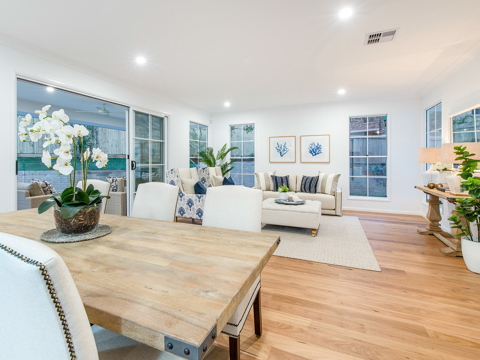 Mittelgroßes, Offenes Klassisches Wohnzimmer mit weißer Wandfarbe und hellem Holzboden in Brisbane