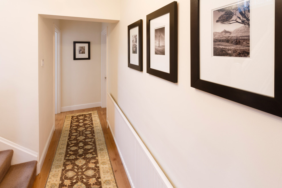 Foto di un ingresso o corridoio classico di medie dimensioni con pareti beige e parquet chiaro