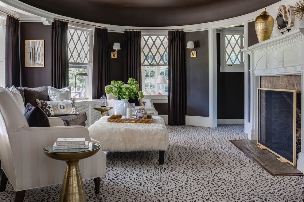 Стильный дизайн: парадная, изолированная гостиная комната в морском стиле с ковровым покрытием, стандартным камином, разноцветным полом, коричневыми стенами и красивыми шторами - последний тренд