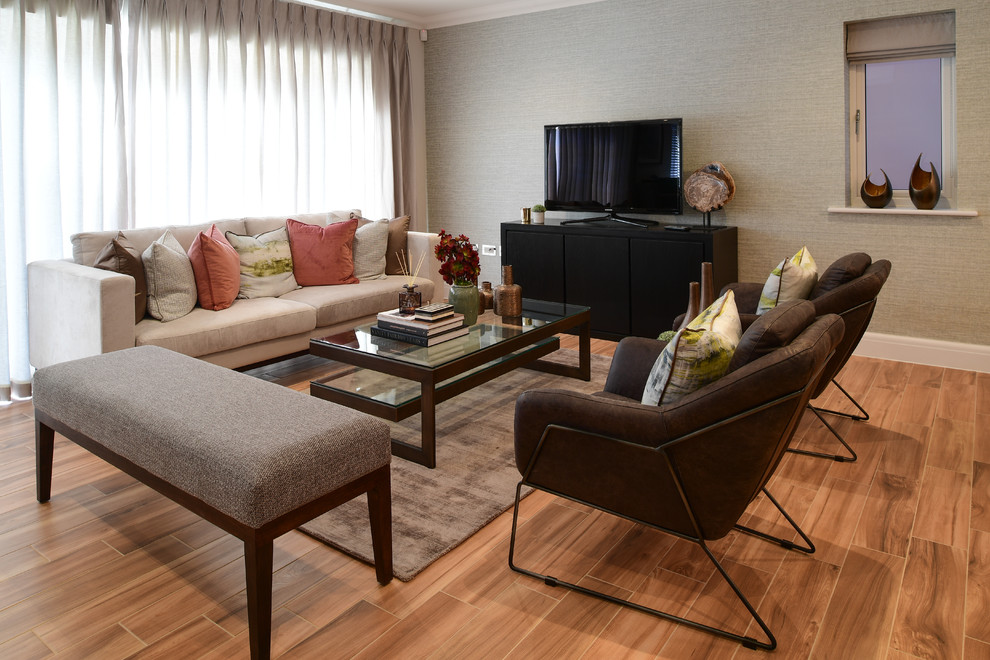 Immagine di un soggiorno minimalista con pavimento in gres porcellanato e pavimento marrone