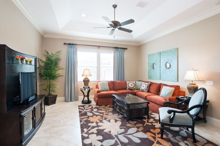Mittelgroßes, Abgetrenntes Klassisches Wohnzimmer mit beiger Wandfarbe, Travertin, freistehendem TV und beigem Boden in Orlando