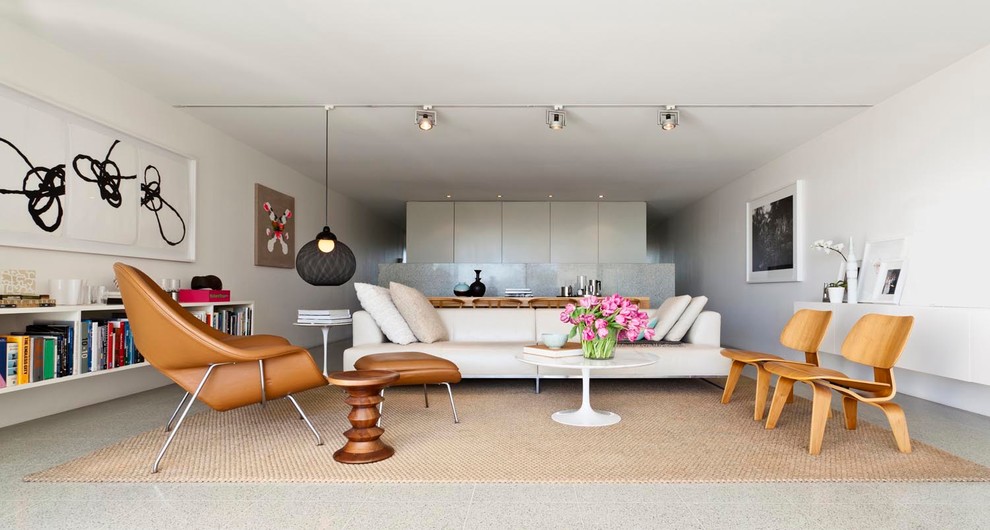 Fernseherloses Retro Wohnzimmer ohne Kamin mit weißer Wandfarbe in Sydney