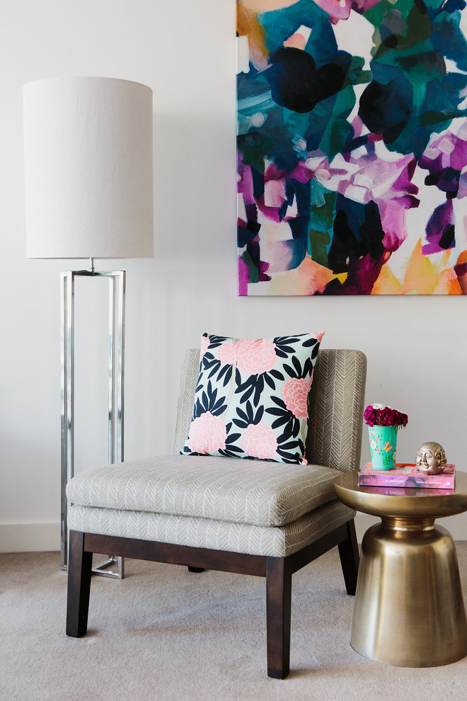 Immagine di un piccolo soggiorno design aperto con pareti bianche e parquet chiaro