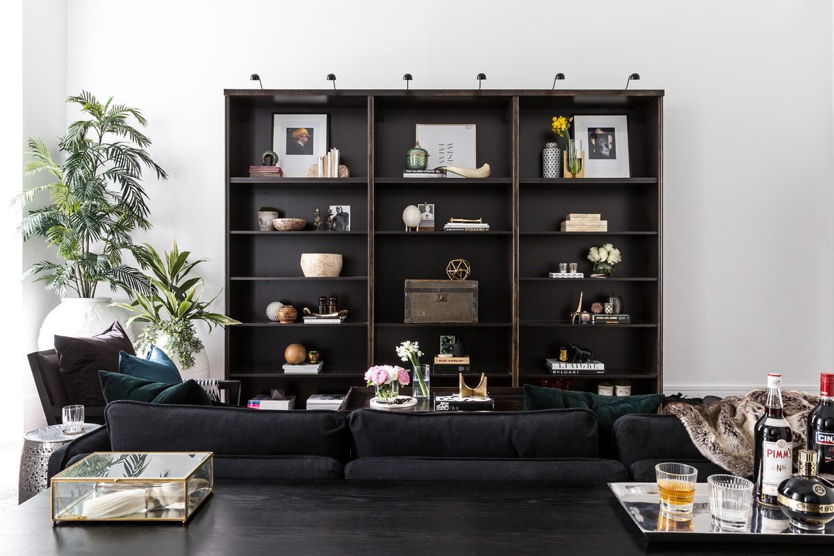 Kleines, Repräsentatives, Offenes Modernes Wohnzimmer ohne Kamin mit weißer Wandfarbe, dunklem Holzboden, freistehendem TV und braunem Boden in Sydney