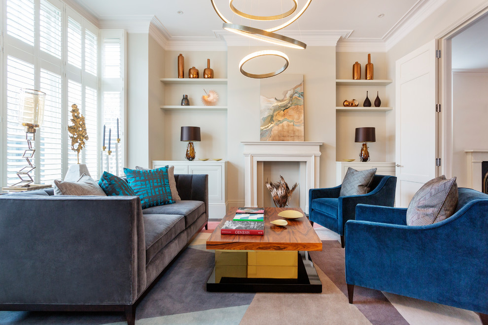 Foto di un soggiorno minimal di medie dimensioni e chiuso con camino classico, sala formale e pareti beige