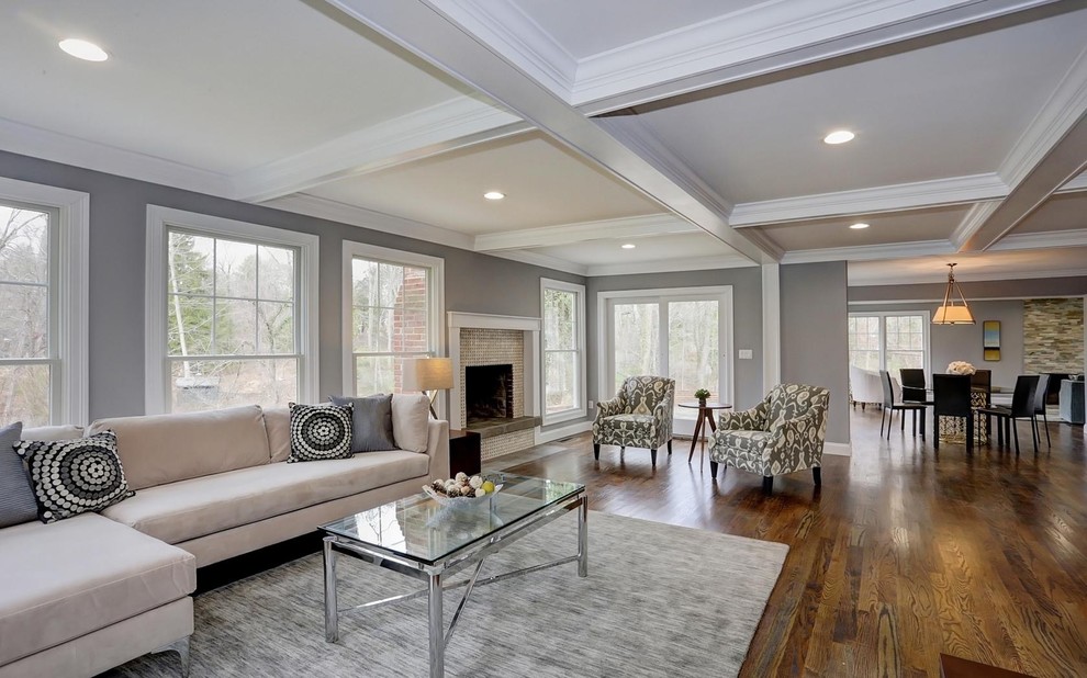 Klassisches Wohnzimmer mit grauer Wandfarbe, braunem Holzboden und Kamin in New York