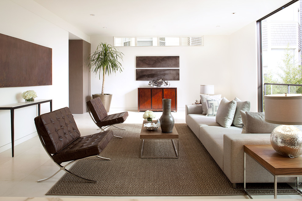 На фото: огромная гостиная комната:: освещение в стиле модернизм с белыми стенами и ковром на полу с