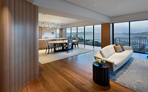 Idee per un grande soggiorno design aperto con pavimento in legno massello medio