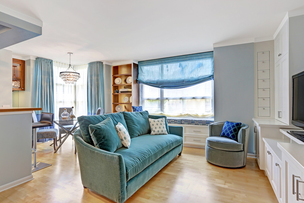 Idee per un soggiorno classico di medie dimensioni e aperto con sala formale, pareti blu, parquet chiaro, TV autoportante e pavimento beige