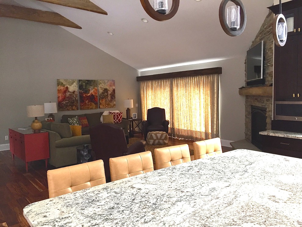 Mittelgroßes, Abgetrenntes Uriges Wohnzimmer ohne Kamin mit beiger Wandfarbe und braunem Holzboden in Grand Rapids