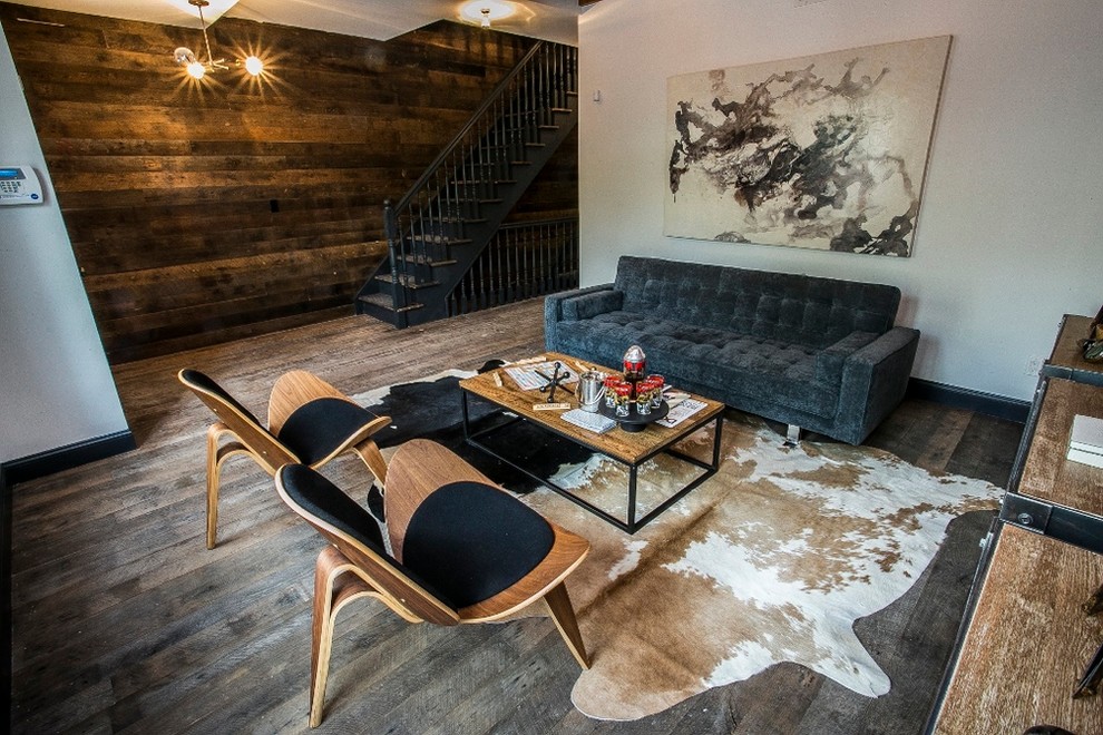 Modernes Wohnzimmer mit braunem Holzboden in New York
