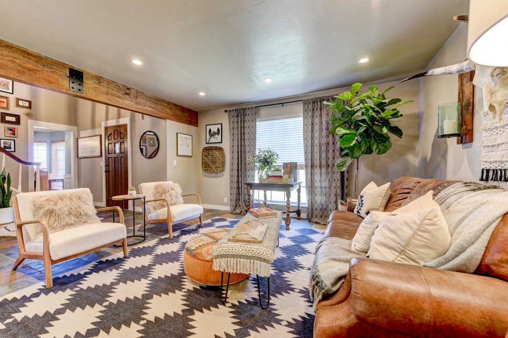 Mittelgroßes, Offenes Rustikales Wohnzimmer mit grauer Wandfarbe, Kamin und Kaminumrandung aus Backstein in Oklahoma City
