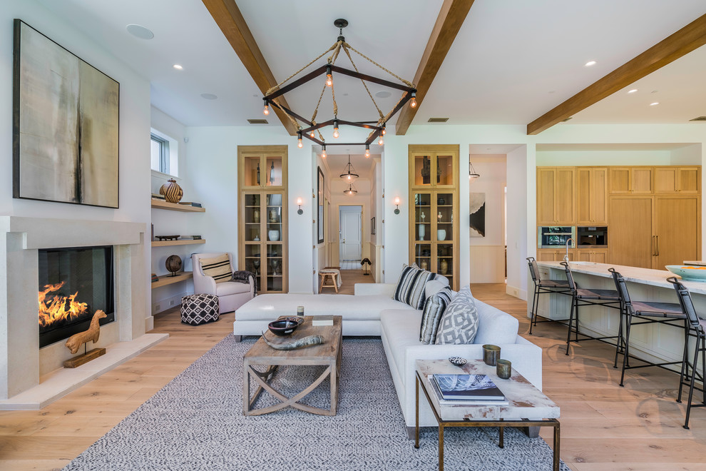 Offenes Klassisches Wohnzimmer mit weißer Wandfarbe, hellem Holzboden und beigem Boden in Los Angeles