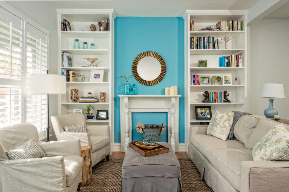 На фото: гостиная комната в классическом стиле с синими стенами с