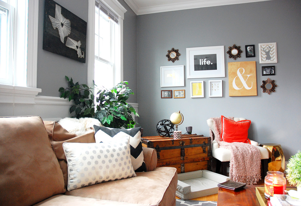 Idéer för att renovera ett mellanstort rustikt separat vardagsrum, med grå väggar, mellanmörkt trägolv och en fristående TV