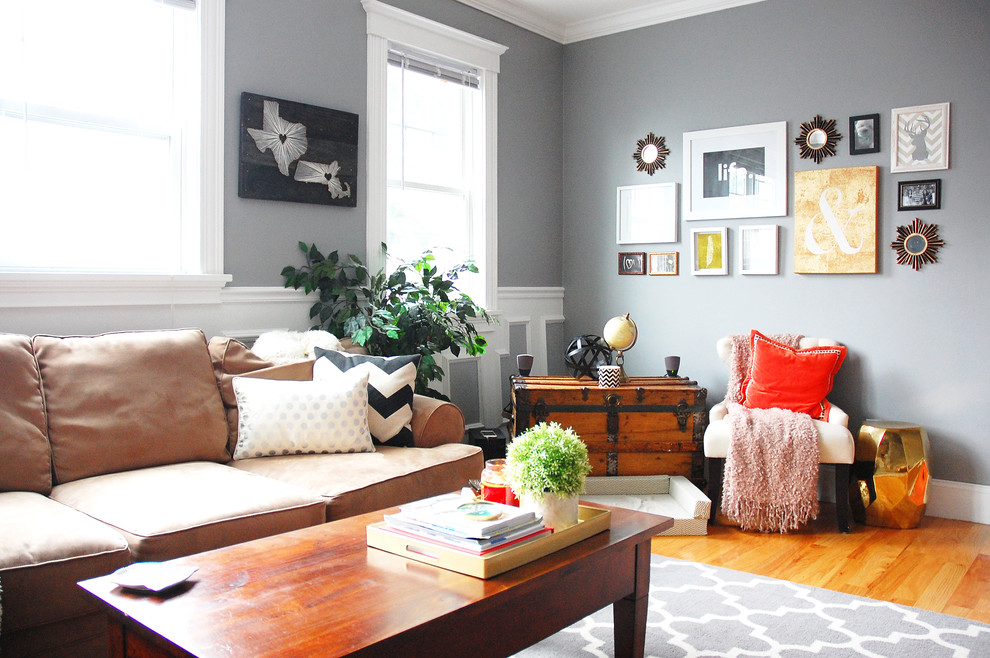Mittelgroßes, Abgetrenntes Uriges Wohnzimmer ohne Kamin mit grauer Wandfarbe, braunem Holzboden und freistehendem TV in Boston