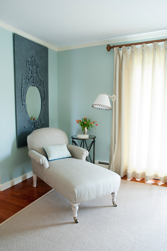 На фото: гостиная комната в стиле фьюжн с синими стенами и красивыми шторами
