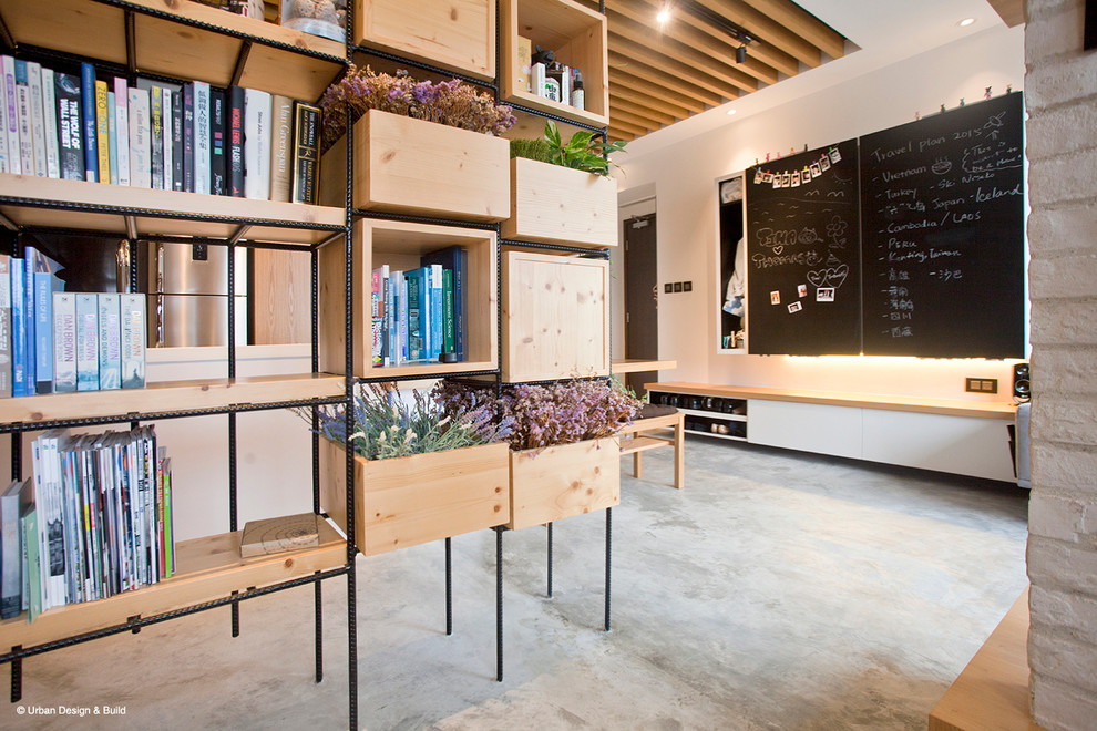 Kleines Industrial Wohnzimmer im Loft-Stil mit weißer Wandfarbe, Betonboden und TV-Wand in Hongkong