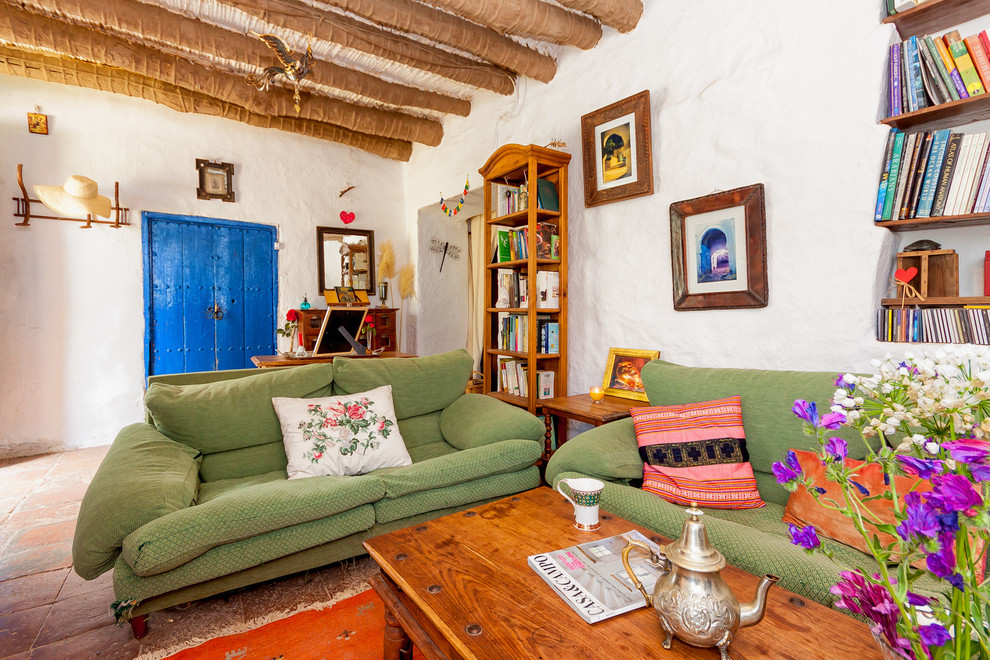 Fernseherloses Mediterranes Wohnzimmer mit weißer Wandfarbe in Malaga