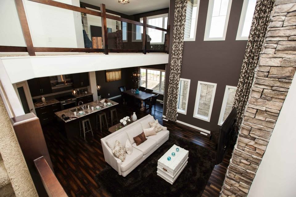 Пример оригинального дизайна: парадная, открытая гостиная комната среднего размера в стиле рустика с коричневыми стенами, темным паркетным полом, стандартным камином, фасадом камина из камня и телевизором на стене