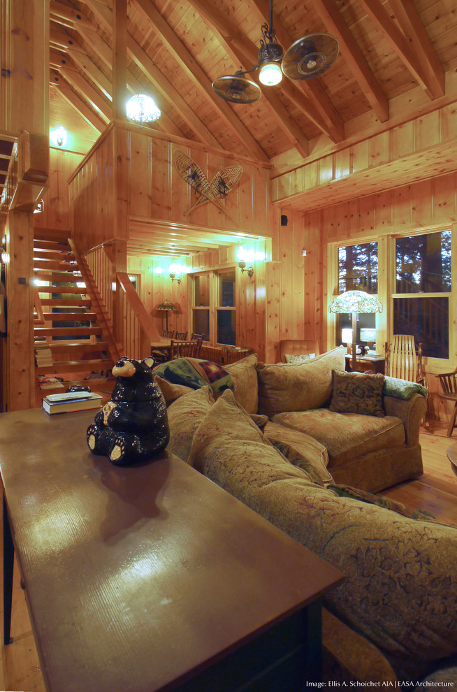 Diseño de salón tipo loft rural pequeño con paredes marrones, suelo de madera en tonos medios y suelo marrón