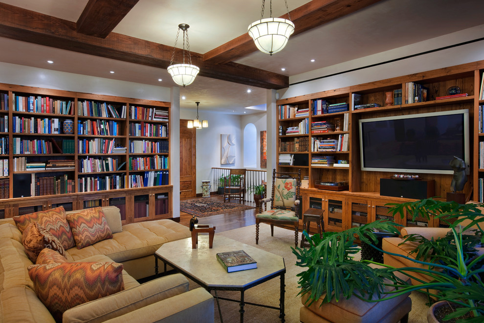 Abgetrenntes, Großes Landhausstil Wohnzimmer ohne Kamin mit weißer Wandfarbe, braunem Holzboden, Multimediawand und braunem Boden in New York