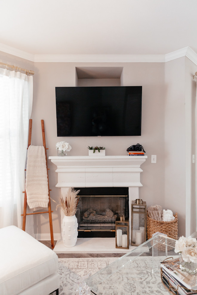 Bild på ett mellanstort vintage separat vardagsrum, med beige väggar, mörkt trägolv, en öppen hörnspis, en spiselkrans i betong, en väggmonterad TV och brunt golv