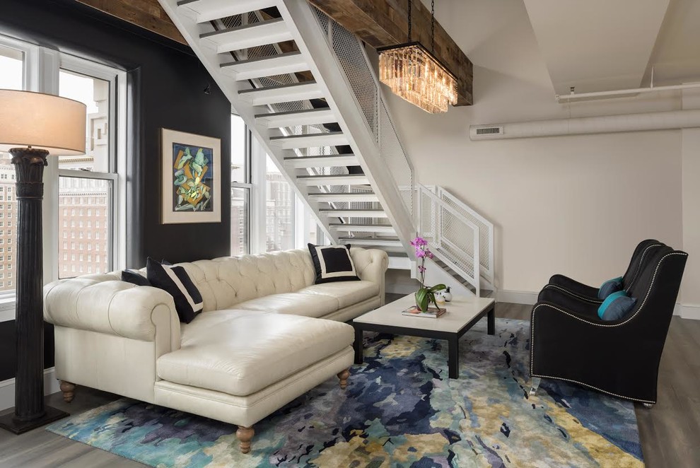 Großes, Repräsentatives, Fernseherloses Rustikales Wohnzimmer ohne Kamin, im Loft-Stil mit schwarzer Wandfarbe, gebeiztem Holzboden und grauem Boden in St. Louis
