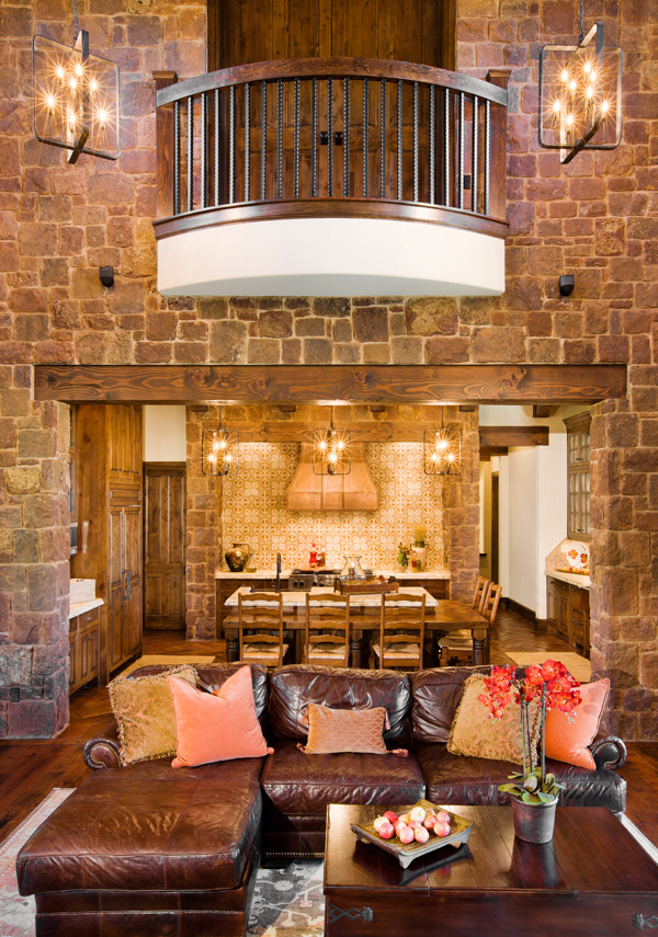 Foto de salón abierto rural grande con suelo de madera oscura, suelo marrón y paredes marrones