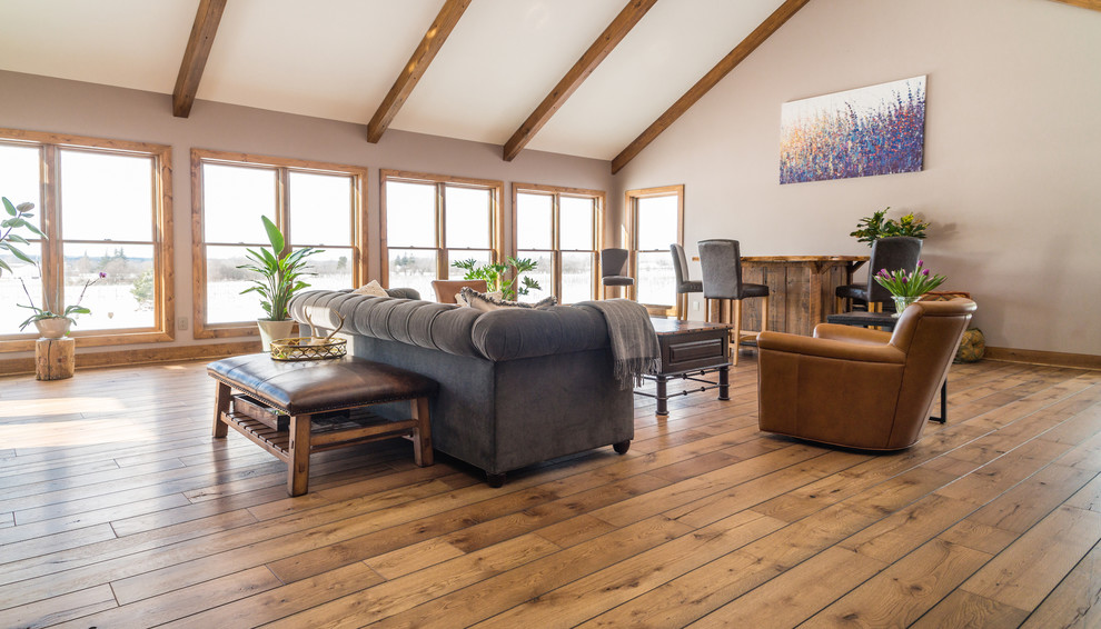Offenes Uriges Wohnzimmer mit hellem Holzboden in Boston