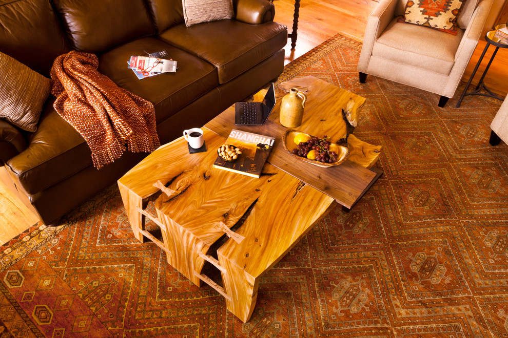 Immagine di un grande soggiorno rustico aperto con pavimento in legno massello medio e pavimento marrone