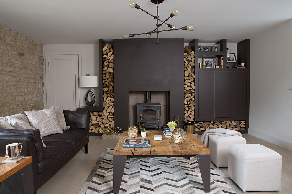 Idée de décoration pour un salon chalet avec un mur blanc, un poêle à bois et un sol beige.