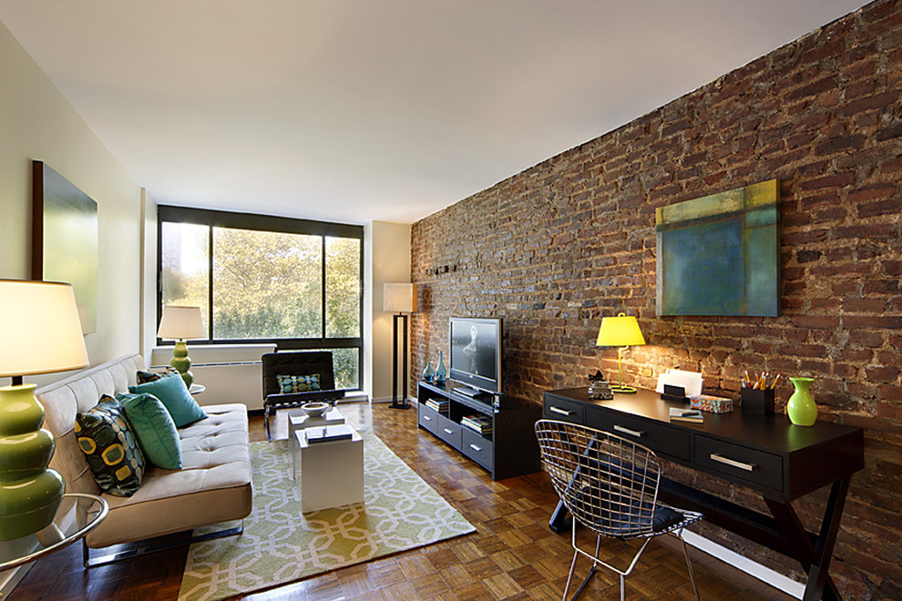 Rustikales Wohnzimmer mit freistehendem TV in New York