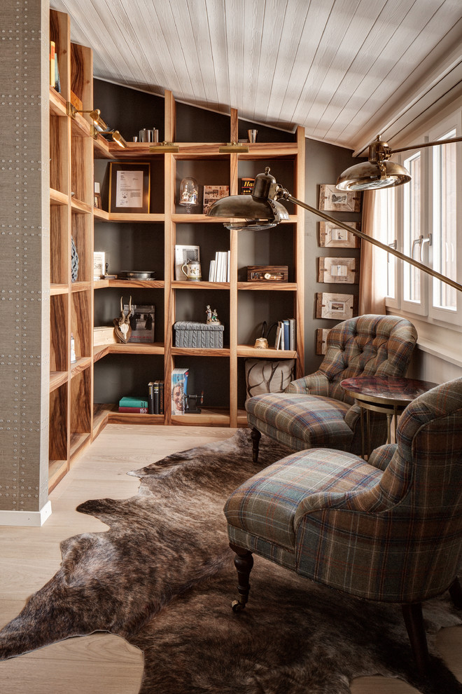Свежая идея для дизайна: гостиная комната в стиле рустика с с книжными шкафами и полками, коричневыми стенами и светлым паркетным полом - отличное фото интерьера