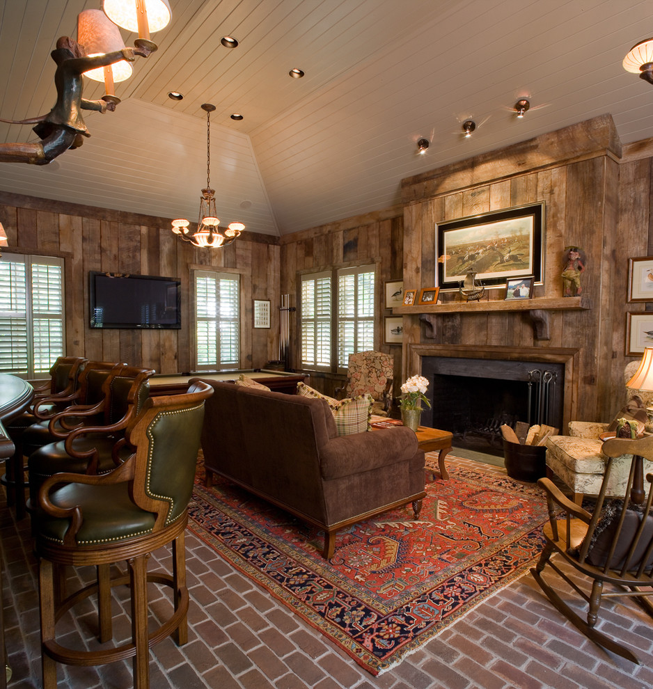 Пример оригинального дизайна: гостиная комната в стиле рустика с коричневыми стенами, кирпичным полом, стандартным камином и коричневым диваном